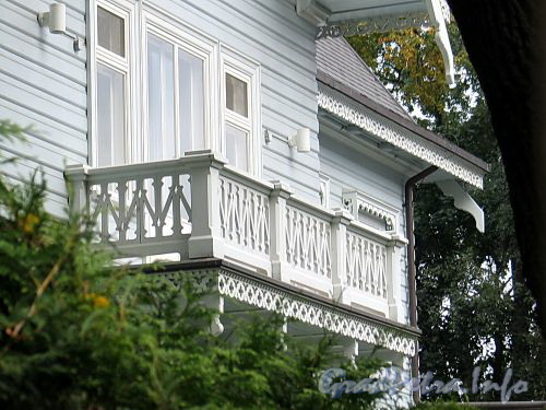 Наб. Малой Невки, д. 12, лит. А. Балкон западного фасада особняка. Фото сентябрь 2010 г.