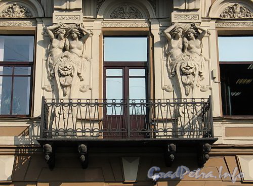 Наб. канала Грибоедова, д. 24. Кариатиды и балкон. Фото август 2010 г.