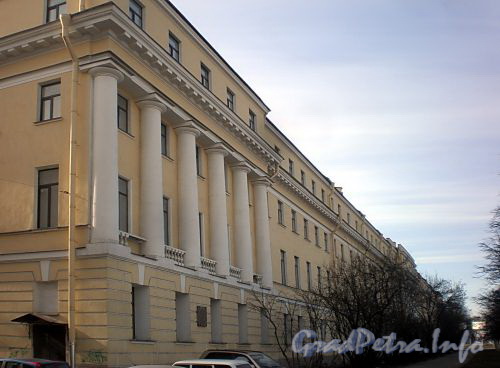 Петроградская наб., д. 44. Фасад здания. Фото апрель 2010 г.