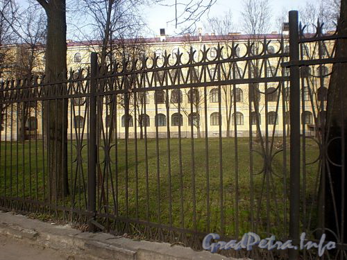 Петроградская наб., д. 44. Фрагмент ограды вдоль улицы Чапаева. Фото апрель 2010 г.