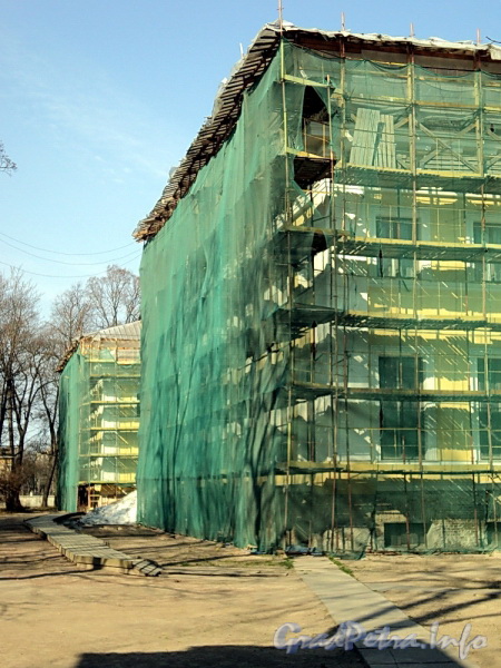 Наб. Малой Невки, д. 1. Каменноостровский дворец. Главный фасад. Реставрация. Фото апрель 2011 г.