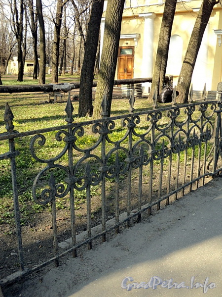 Наб. Малой Невки, д. 7. Фрагмент ограды. Фото апрель 2011 г.