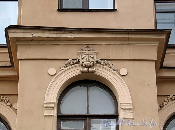 Наб. Адмиралтейского канала, д. 9. Обрамление арочного окна эркера. Фото август 2011 г.