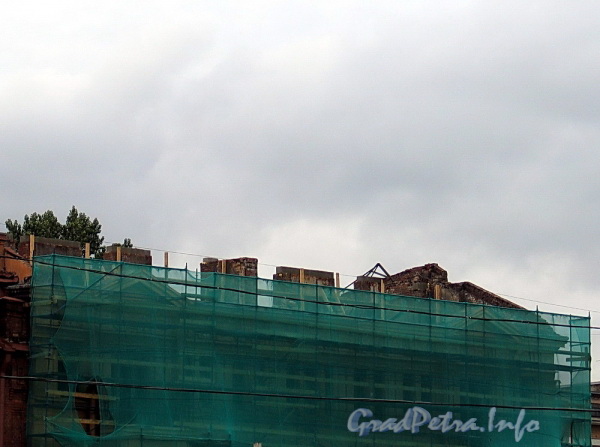 Наб. Адмиралтейского канала, д. 15. Демонтированные конструкции крыши здания. Фото август 2011 г.