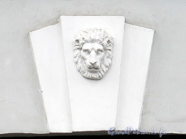 Наб. Адмиралтейского канала, д. 25. Львиная маска над аркой ворот. Фото август 2011 г.