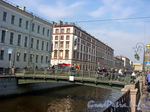 дома 9 (правый) и 11 по каналу Грибоедова