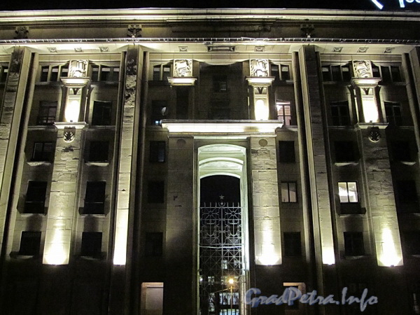 Петровская наб., д. 8. «Дом моряков» в ночной подсветке. Фрагмент фасада. Фото 3 декабря 2011 г. 