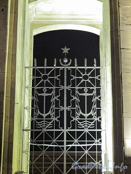 Петровская наб., д. 8. «Дом моряков» в ночной подсветке. Решетка ворот. Фото 3 декабря 2011 г. 