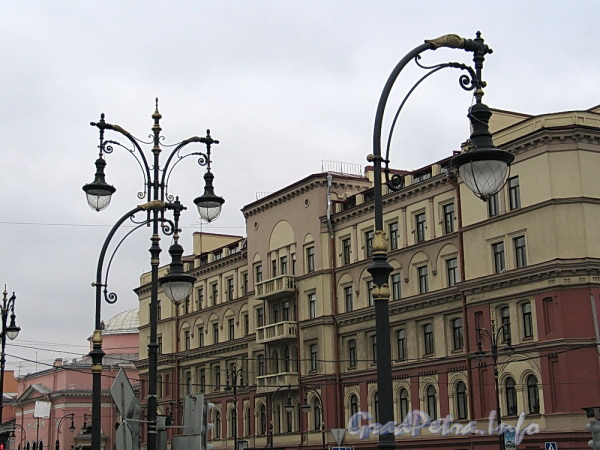 Фонари на площадке у лестничного спуска к воде напротив проспекта Чернышевского. Фото ноябрь 2011 г.