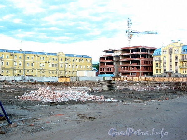 Пустырь до постройки дома. Вид в сторону Водопроводного переулка. Фото июнь 2003 г.