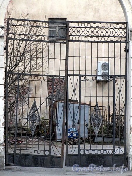 Наб. Робеспьера, д. 24. Ворота. Фото ноябрь 2011 г.
