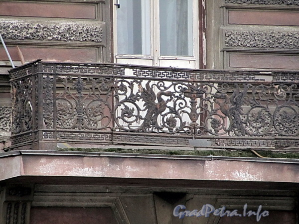 Наб. Робеспьера, д. 26. Фрагмент балконного ограждения. Фото ноябрь 2011 г.