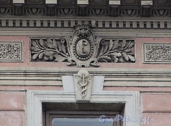Наб. Робеспьера, д. 26. Монограмма на фасаде. Фото ноябрь 2011 г.