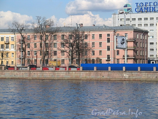 Выборгская наб., д. 25. Вид с Петроградской набережной. Фото апрель 2010 г.