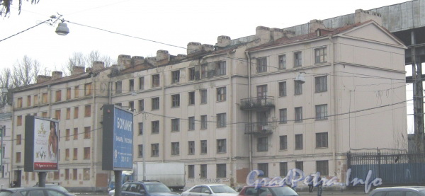 Набережная Обводного канала, дом 118б литера Б. Расселённое,но не разрушенное здание. Вид с Варшавского моста. Фото март 2012 г.