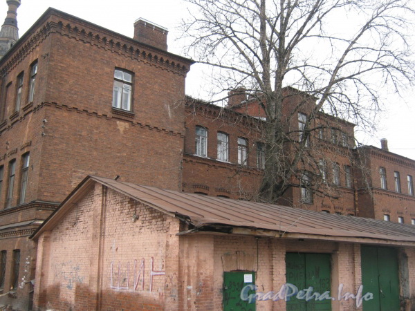 Наб. Обводного канала, дом 116. Общий вид с Варшавского проезда и со стороны дома 116 корпус 3. Фото март 2012 г.