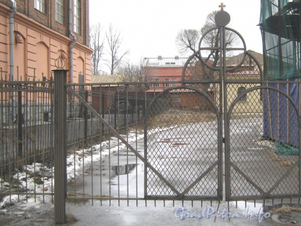 Наб. Обводного канала, дом 116, лит. А. Общий вид с наб. Обводного канала на ворота церкви. Фото март 2012 г.