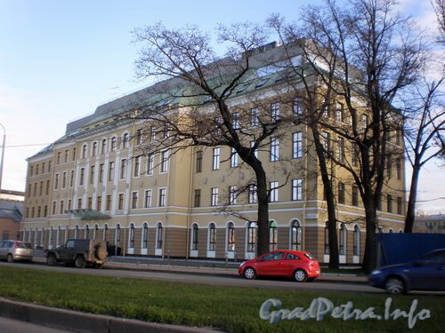 Пироговская наб., д. 9. Здание «Австрийского бизнес-центра». Общий вид.  Фото ноябрь 2009 г.