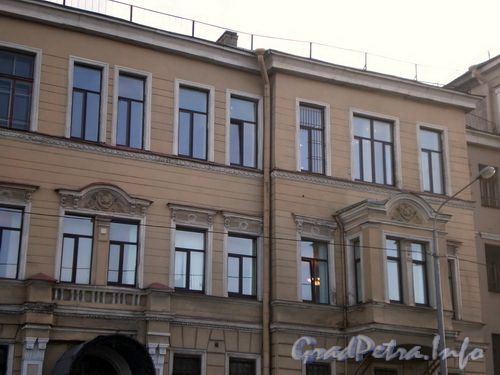 Пироговская наб., д. 13 (центральная часть). Фрагмент фасада. Фото 2009 г.