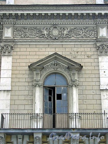Английская наб., д. 72. Центральный ризалит, обрамленный коринфскими пилястрами и отмеченный оконным ионическим портиком и большим балконом.