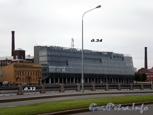 Дома 32 и 34 по Петроградской набережной. Фото июль 2009 г.