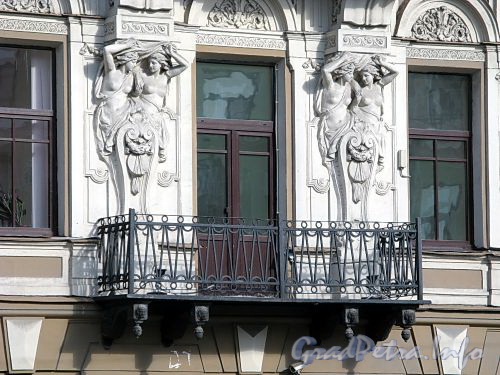 Наб. канала Грибоедова, д. 24. Кариатиды и балкон. Фото июль 2009 г.