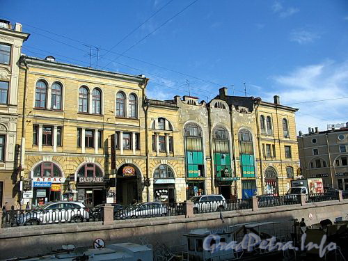 Наб. канала Грибоедова, д. 26. Здание Малого Гостиного двора. Фасад здания. Фото июль 2009 г. 