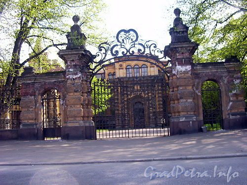 Ограда дворца вел. Кн. Алексея Александровича, 2004 г.