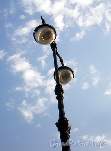 Фонарь освещения Университетской набережной. Фото июль 2009 г.