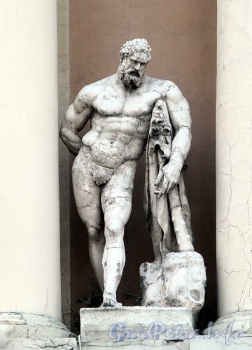 Университетская наб., д. 17. Здании Академии художеств. Скульптура Геркулеса на портике здания. Фото июль 2009 г.
