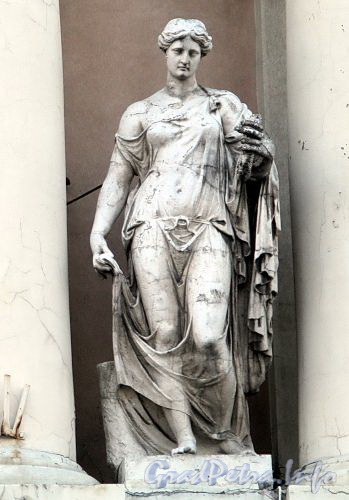 Университетская наб., д. 17. Здании Академии художеств. Скульптура Флоры на портике здания. Фото июль 2009 г.