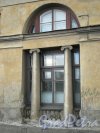 Свердловская наб., д. 40, лит. А. Правый (южный) флигель, фланкирующий основное здание. Окно с полуколоннами. Фото июнь 2009 г.