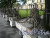 Свердловская наб., д. 40, лит. А. Уникальная ограда из 29-ти львов перед главным фасадом здания. Фото июнь 2009 г.