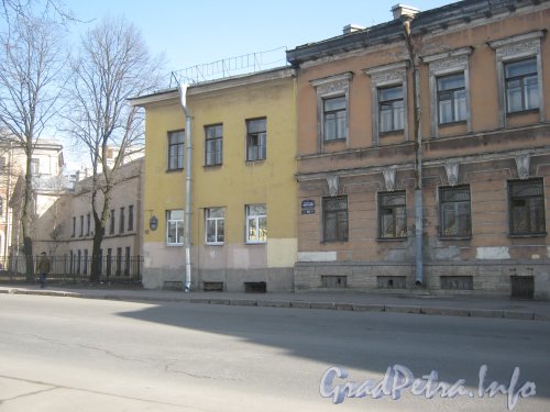 Дома 162 (справа) и 160 (в центре) по наб. р. Фонтанки и дом 3-5 (слева) по Старо-Петергофскому пр. Общий вид с наб. р. Фонтанки напротив дома 162. Фото апрель 2012г.