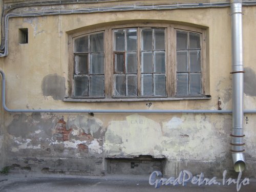 Наб. р. Фонтанки, дом 164. Окно первого этажа со стороны двора. Фото апрель 2012 г.