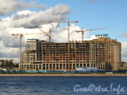 Свердловская наб., дом 58. Строительство жилого комплекса «Платинум». Фото август 2012 года.