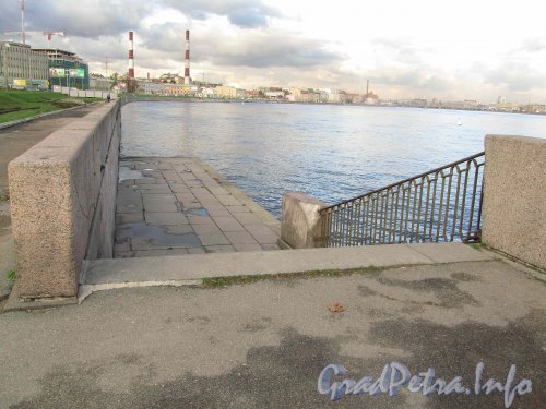 Синопская набережная. Спуск к воде около моста Александра Невского. Фото октябрь 2012 г.