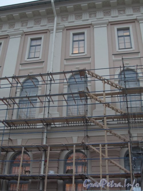 Университетская наб, дом 17. Снятие строительных лесов после реставрации фасада здания Академии Художеств. Фото 25 ноября 2012 г.
