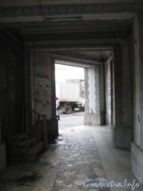 Наб. Обводного канала, дом 142/16, литера А. Проход в угловой части здания. Фото 20 ноября 2012 г.