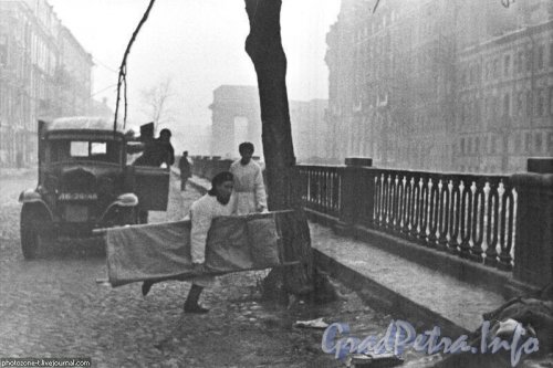 Наб. канала Грибоедова. Санитарный обозу домов 8-12. Фото 1941-1943 годы.