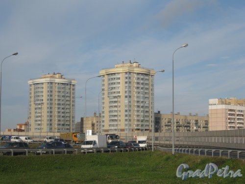 Октябрьская наб., дом 126, корпус 2 (слева) и корпус 3 (справа). Вид с КАД. Фото 2 октября 2012 г.