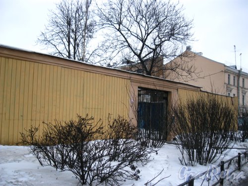 Наб. Лейтенанта Шмидта, дом 21. Забор между участками домов 21 и 23 по набережной Лейтенанта Шмидта. Фото 31 января 2013 года.