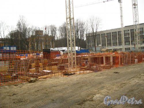 Работы на строительстве офисного здания. Фото 27 февраля 2013 года.