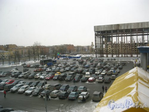 Набережная Обводного канала, дом 118, корпус 7, литера А. Парковка перед гипермаркетом «Лента». Фото 11 марта 2013 г.