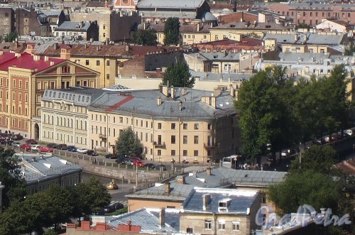 Набережная Крюкова канала, дом 19 (угловое здание) и набережная канала Грибоедова, дом 133а (слева). Общий вид зданий. Фото 21 августа 2012 г.