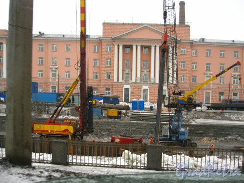 Сужение русла Обводного канала со стороны Невского района перед домом №14, для строительства автомобильной развязки. Фото 29 марта 2013 г.
