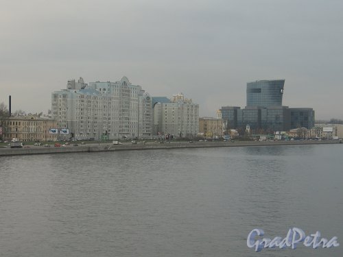 Малоохтинская набережная. Вид с Большеохтинского моста. Фото ноябрь 2011 г.
