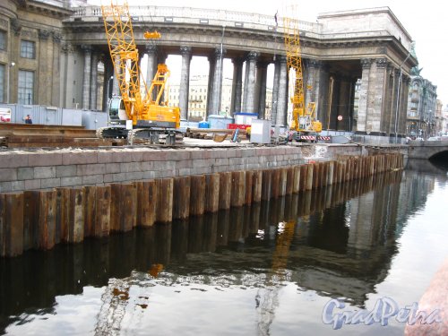 Ремонт стенки набережной канала Грибоедова на участке от Казанского моста до Казанской площади. Фото 27 апреля 2013 г.