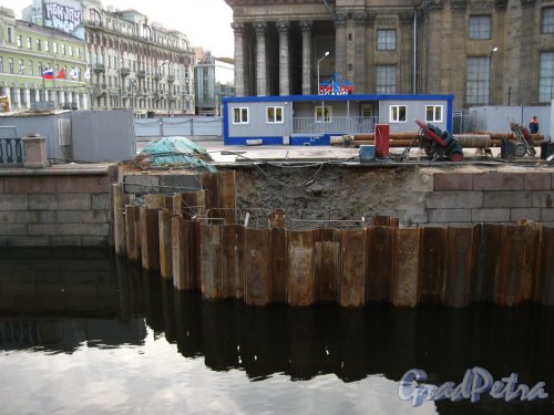 Ремонт стенки набережной канала Грибоедова на участке от Казанского моста до Казанской площади. Фото 27 апреля 2013 г.
