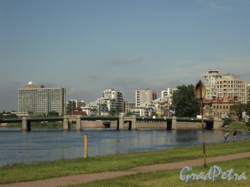 Вид на Песочную набережную и Большой Крестовский мост от набережной Адмирала Лазарева. Фото июнь 2010 г.